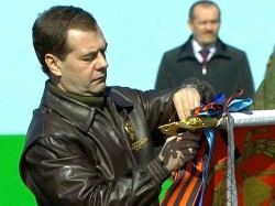 Медведев наградил орденом Кутузова полк ВДВ